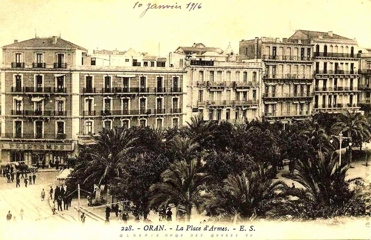 PA g- 06- Place d'armes  cote est.jpg